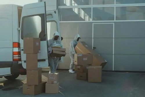 Kurierfahrer beim Verladen von Paketen