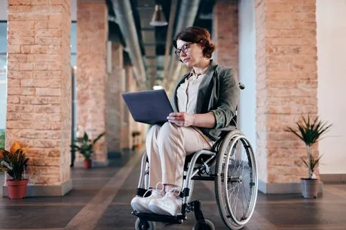 Frau im Rollstuhl unterwegs