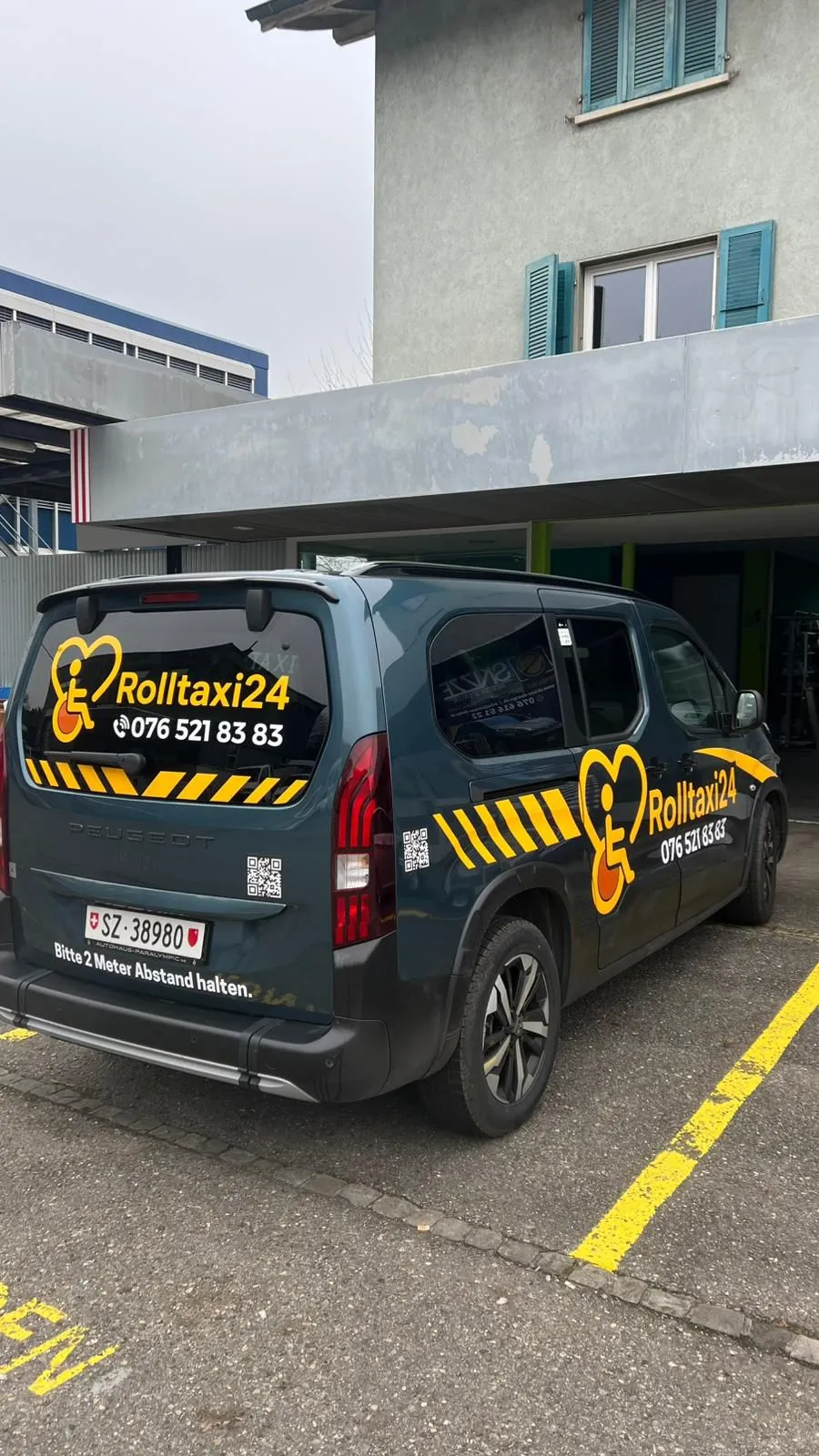 Rolltaxi24 Fahrzeug vor dem Standort in Baar