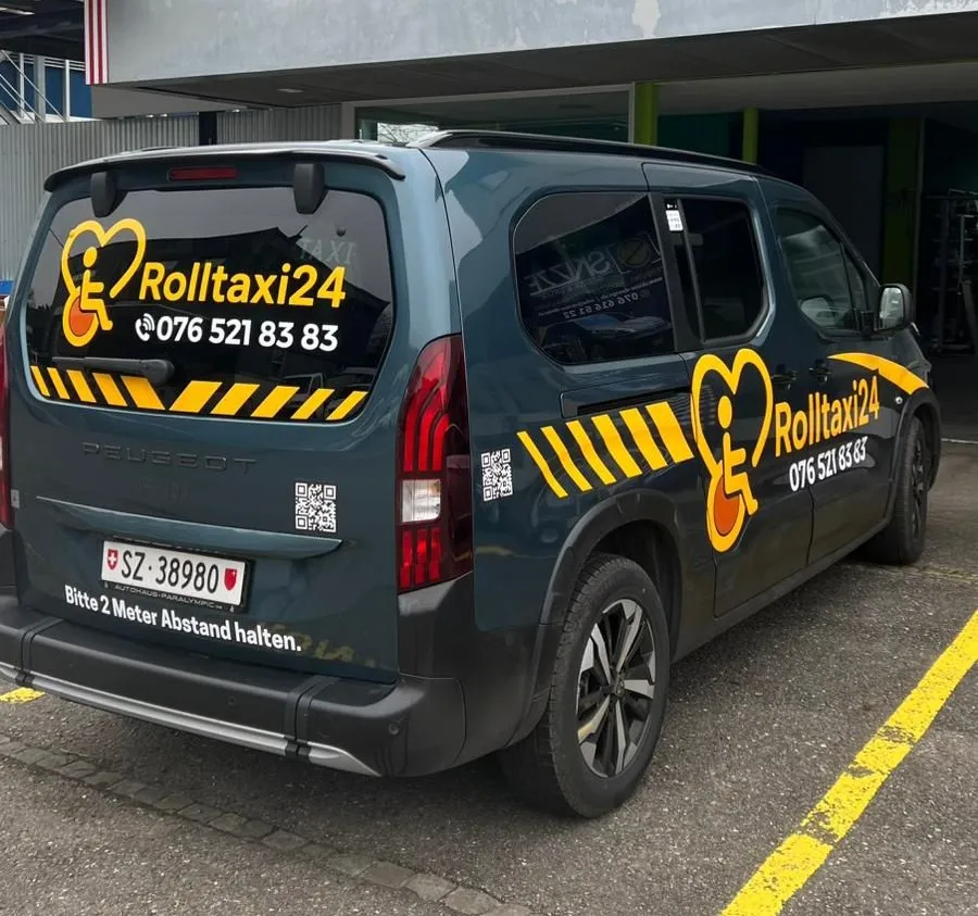 Rolltaxi24 Fahrzeug von hinten mit Heckeinstieg